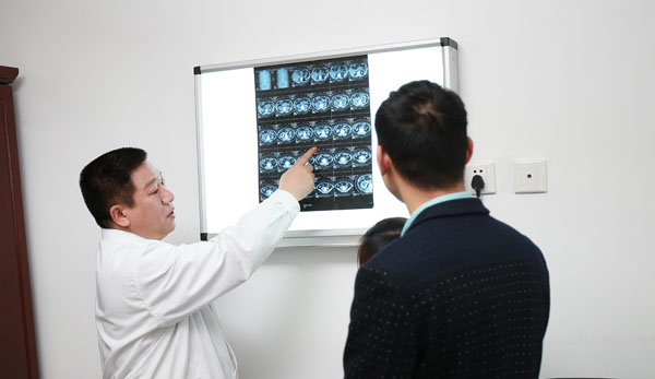 【成都商报】信手摘下双镜之花——疑难肾结石解决专家、四川结石(图1)